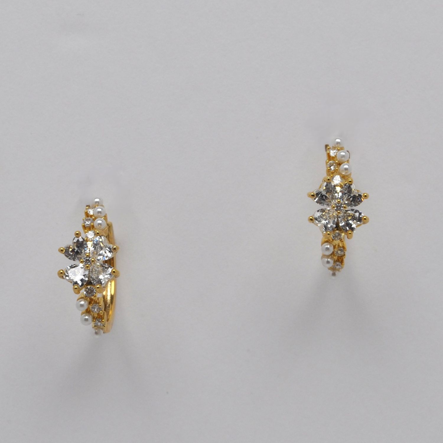 JE150885E40G CZ PRL/G  CNTR FLWR CRYSTAL HOOP W' PRLS EAR