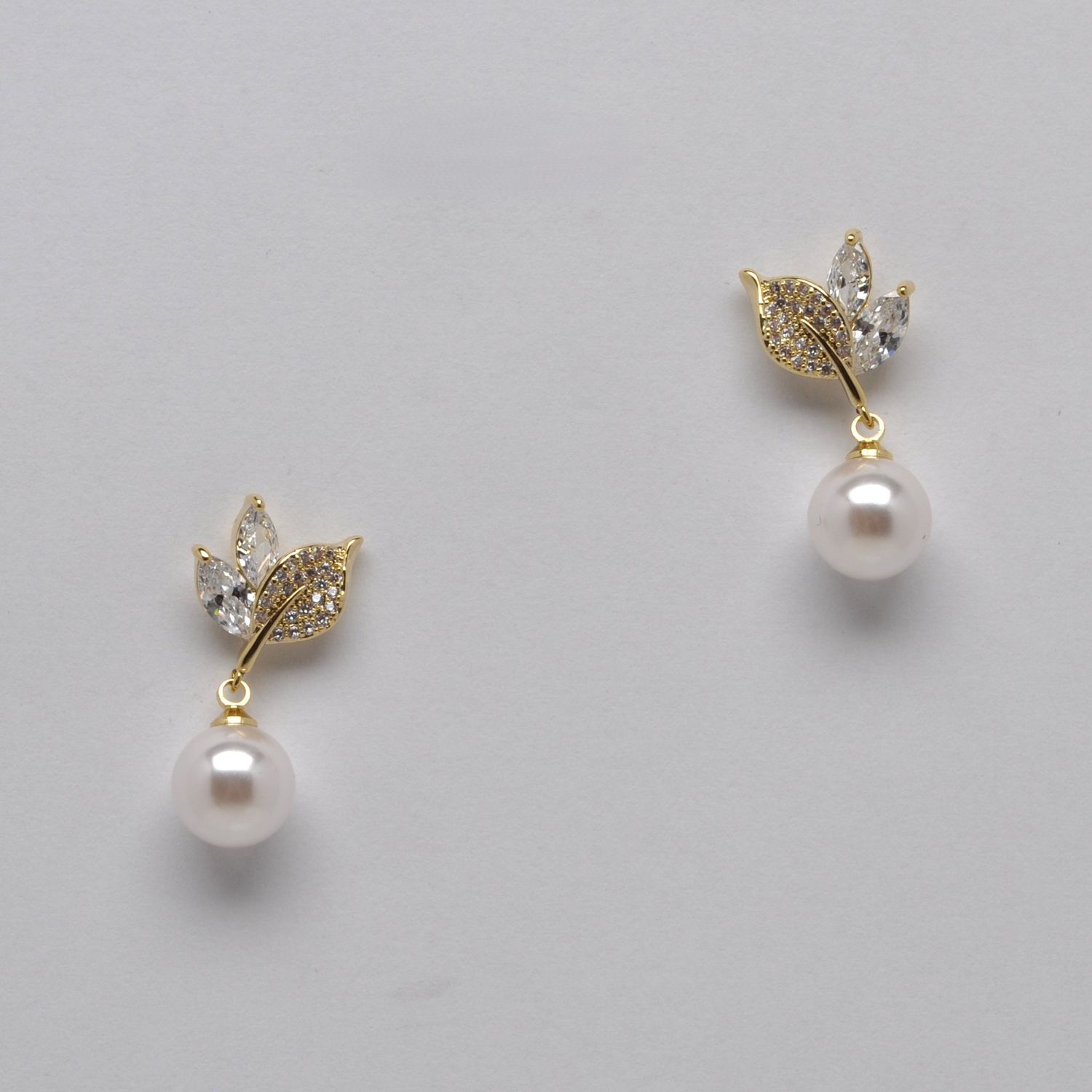 JE151005E40G CZ PRL/G  3 LEAF FLWR TOP W' PRL DNGL EAR