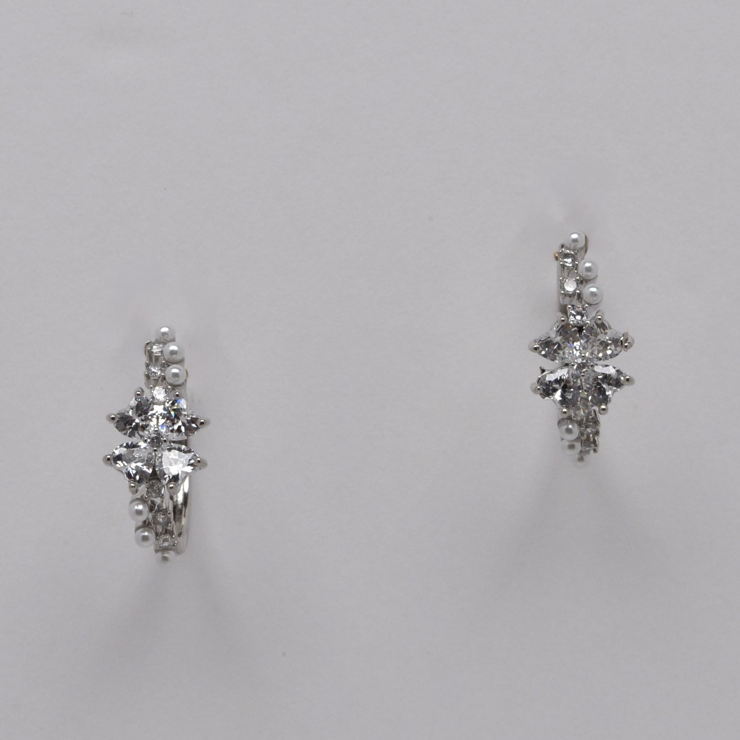JE150885E39S CZ PRL/S  CNTR FLWR CRYSTAL HOOP W' PRLS EAR