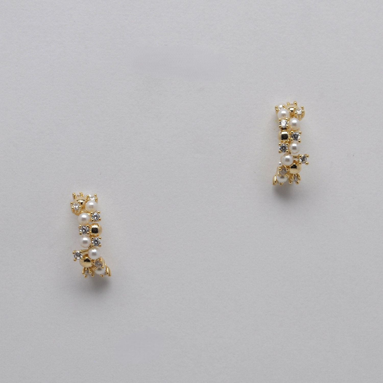 JE13410E40G CZ PRL/G   CRYSTAL&amp; PRL CASCADING HOOP EAR
