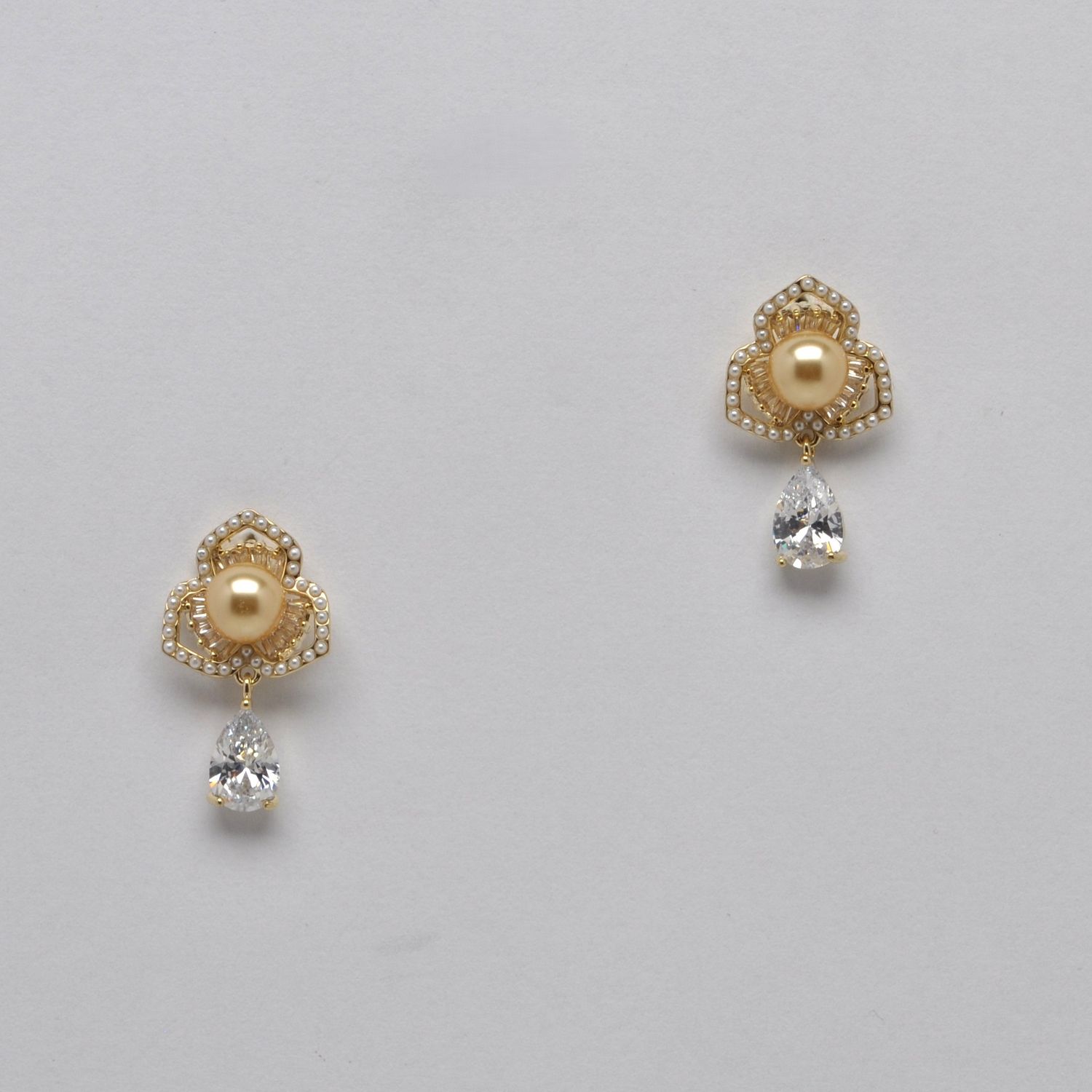 JE150264E44G CZ PRL/G  GLD PRL FLWR CLSTR W' TRDP DNGLE EAR