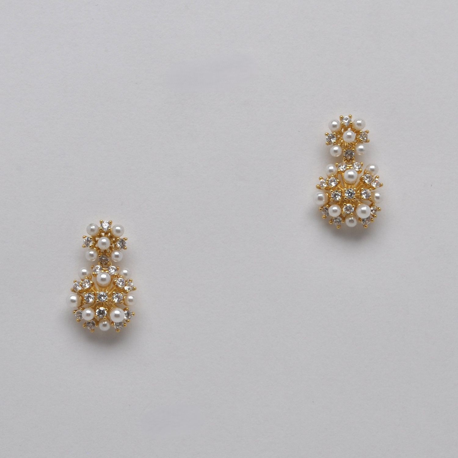 JE15002E40G CZ PRL/G  CRYS RND BALL W' PRL EAR
