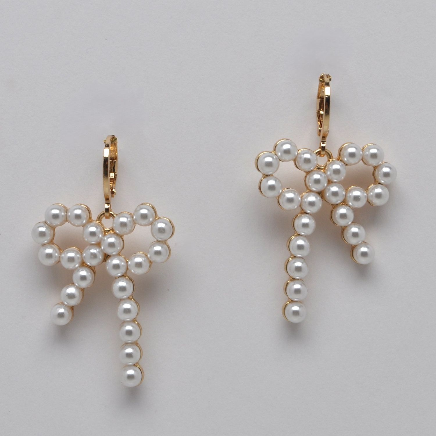 J28567E40G CRYS/GLD PRL BOW HUGGIE HOOP EAR