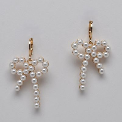 J28567E40G CRYS/GLD PRL BOW HUGGIE HOOP EAR