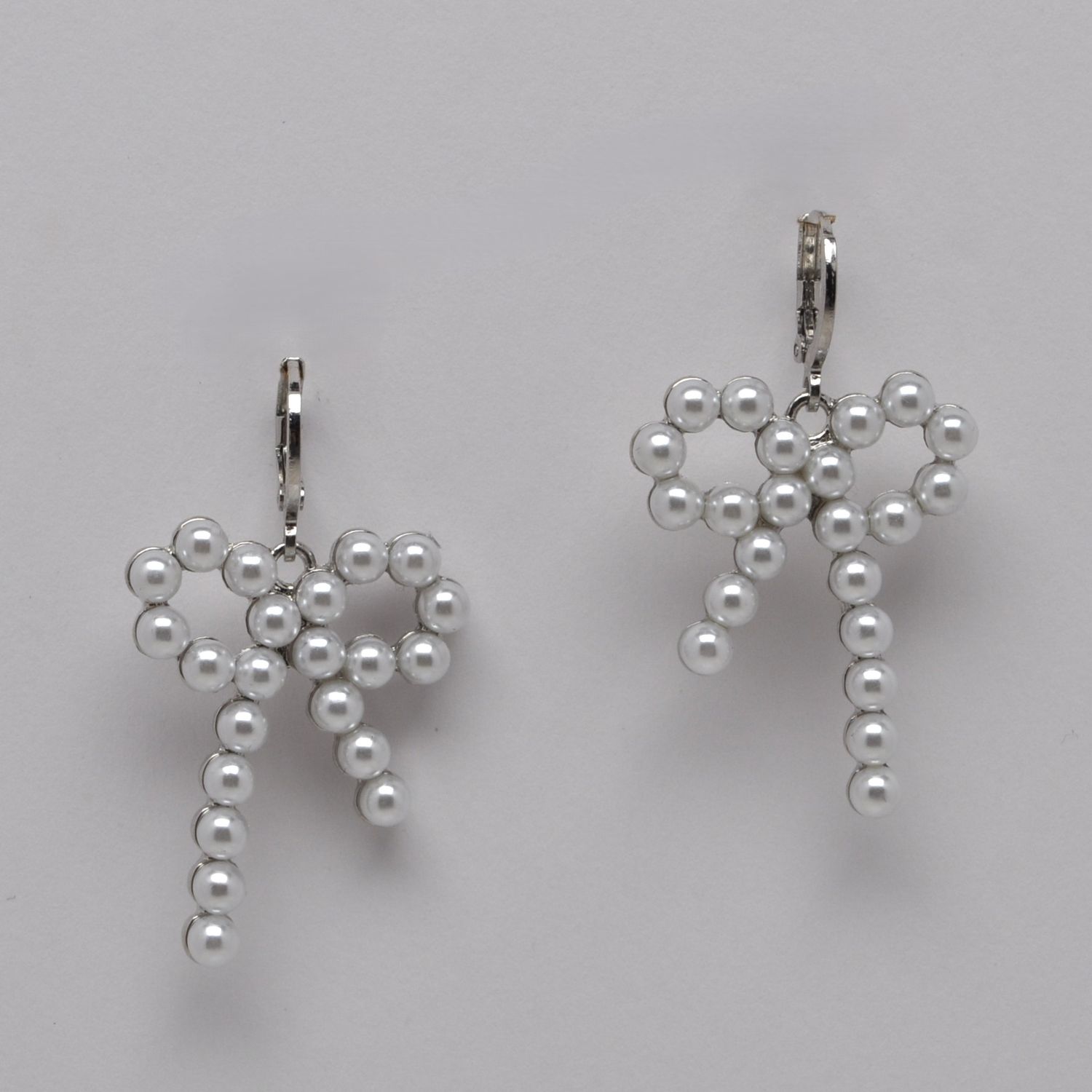 J28567E39S  CRYS/SILV PRL BOW HUGGIE HOOP EAR