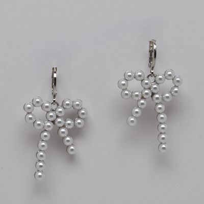 J28567E39S  CRYS/SILV PRL BOW HUGGIE HOOP EAR