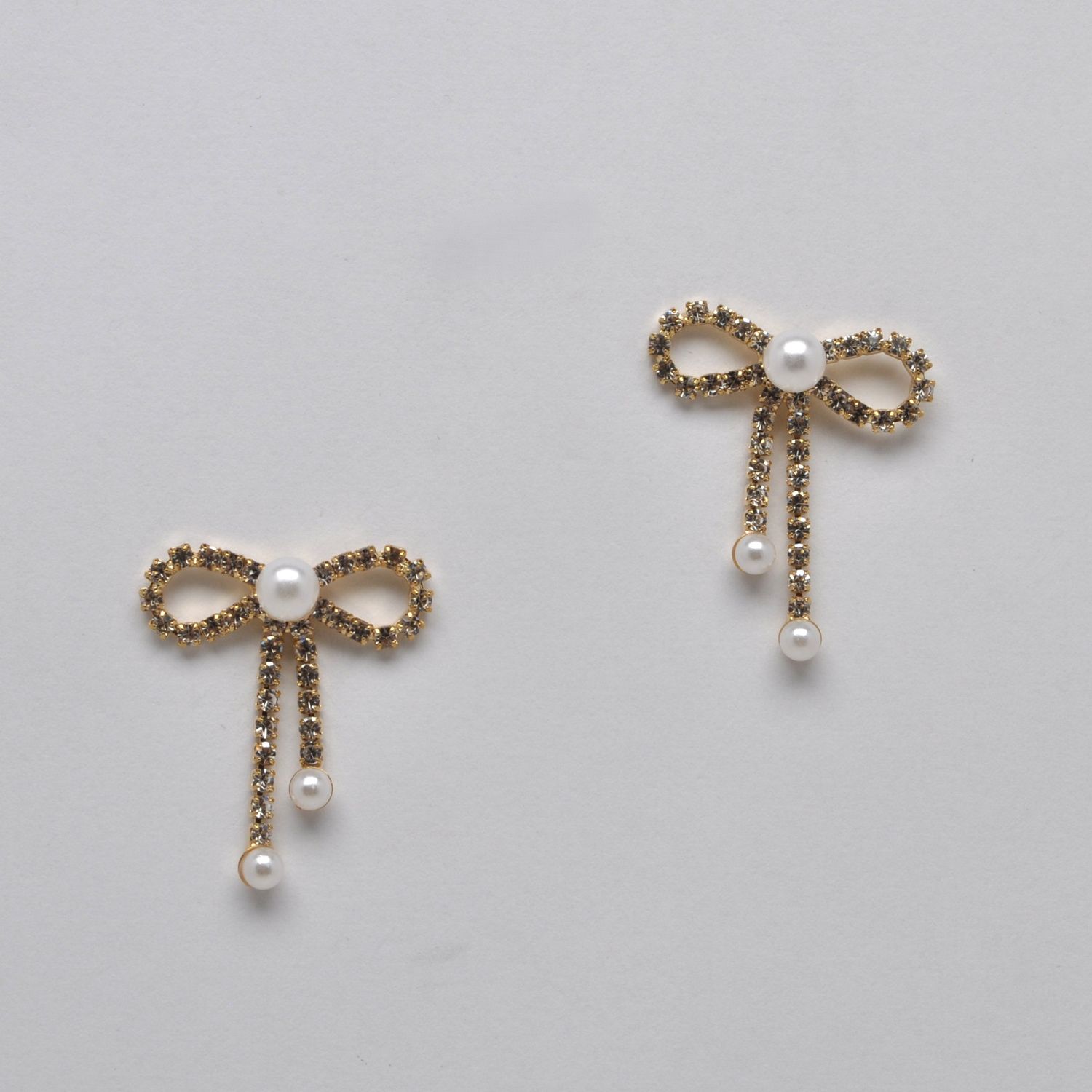 J28033E40G  CRYS/GOLD PRL TWO DNGLE BOW POST EAR