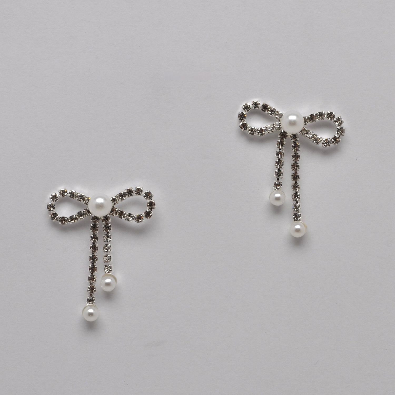 J28033E39S  CRYS/SIL PRL TWO DNGLE BOW POST EAR