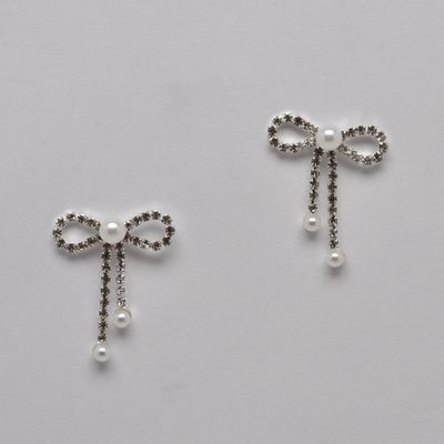 J28033E39S  CRYS/SIL PRL TWO DNGLE BOW POST EAR
