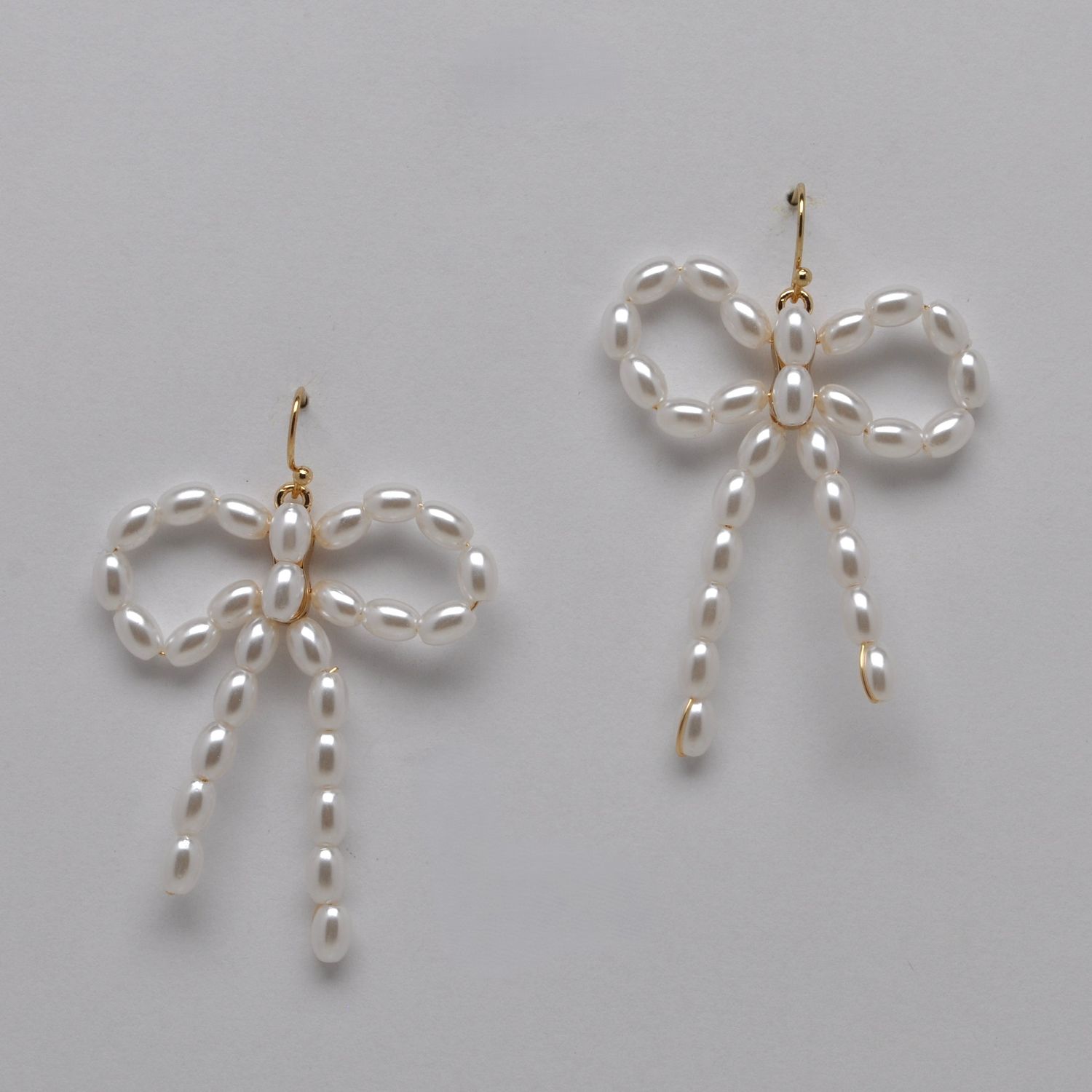 J28027E40G PRL/GOLD BOW DANGLE EAR