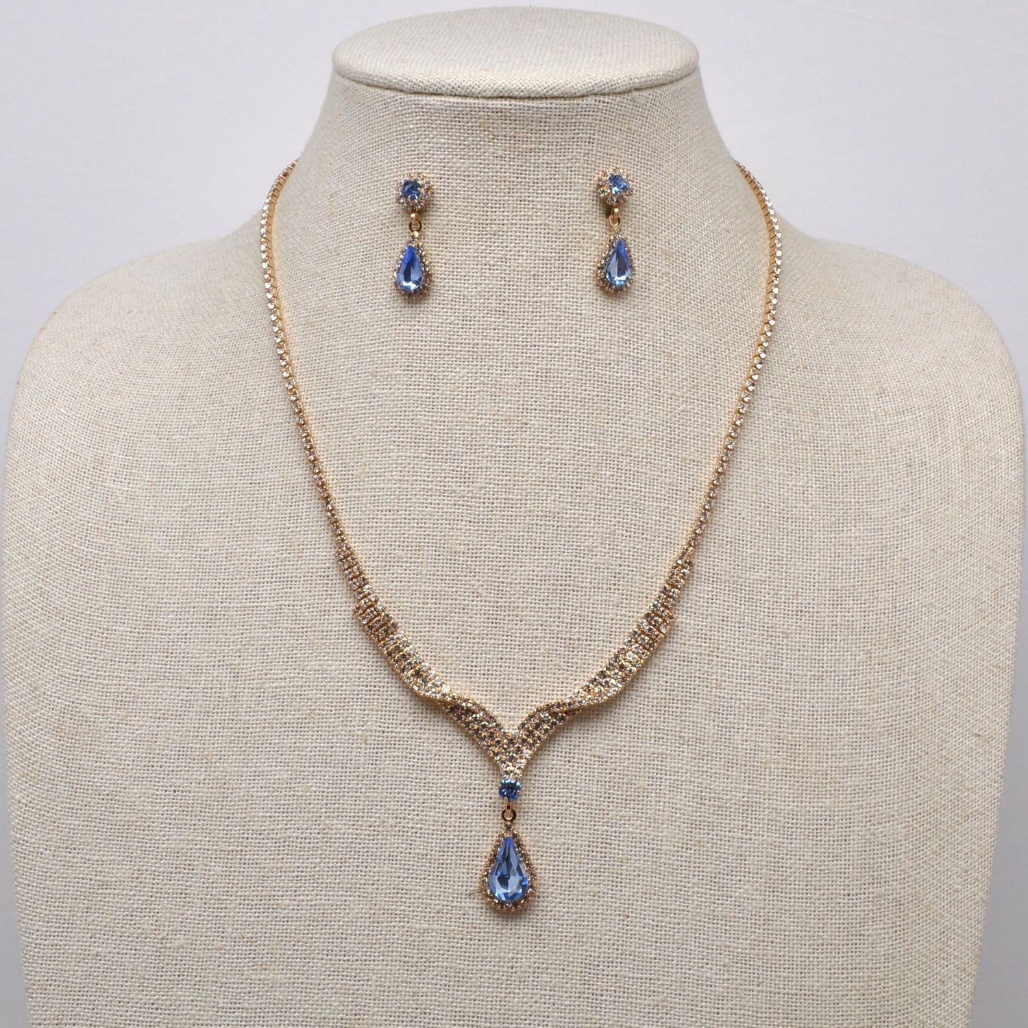J49983S34G LT-SAP/GLD SWIRL V TRDROP NECKLACE SET