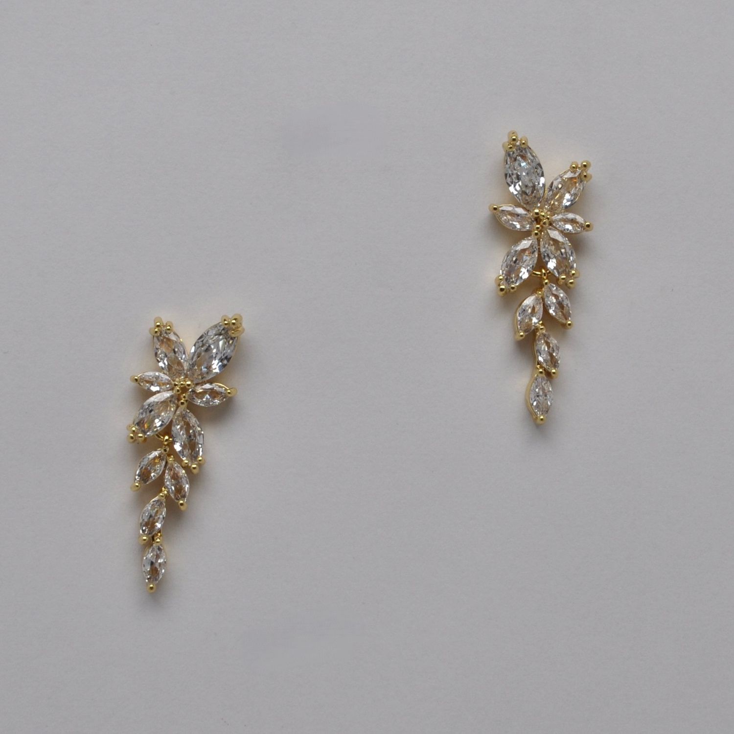 J44611E1G CZ/GLD DESENDING FLWR DESIGN EAR