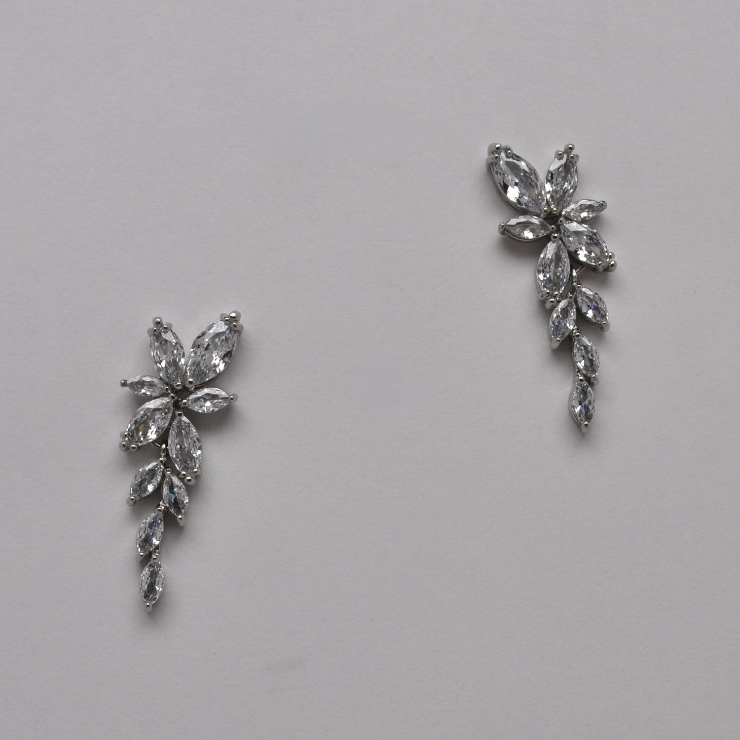 J44611E1S CZ/SIL DESENDING FLWR DESIGN EAR