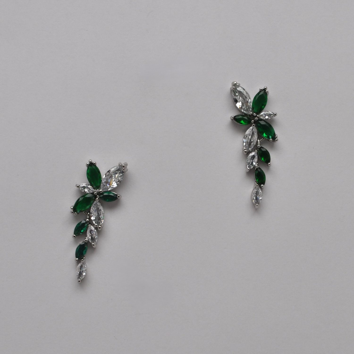 J44611E18S1 CZ/ERLD/SIL DESENDING FLWR DESIGN EAR