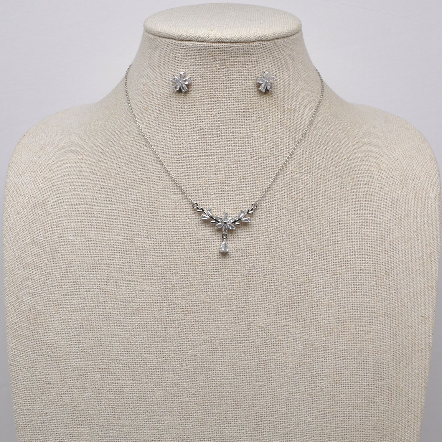 CN013523S1S CZ/S  CRY FLWR CLSTR TEARDROP DANGLE SET