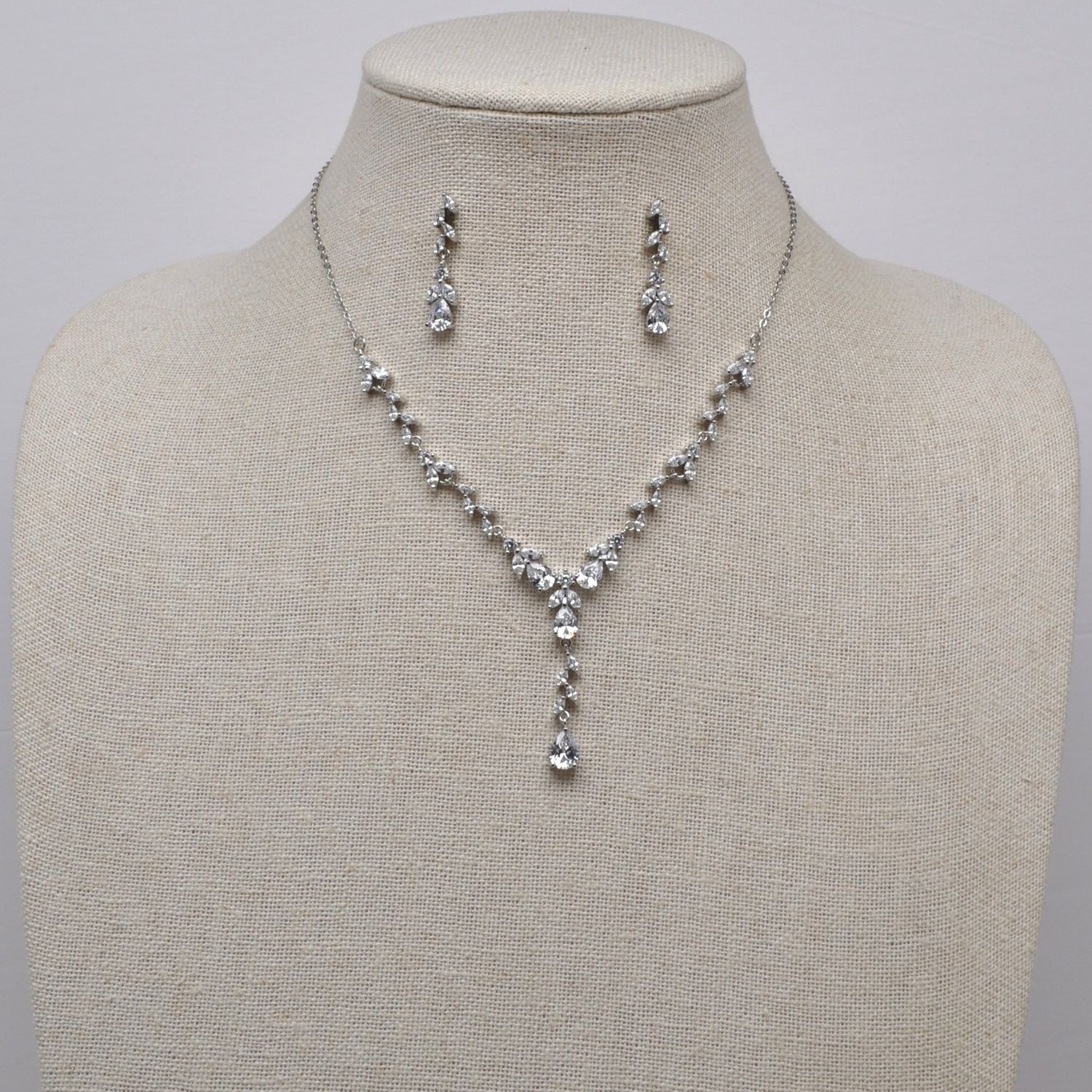 CN013517S1S CZ/S FLWR DESIGN W' TRDRP Y NECK SET