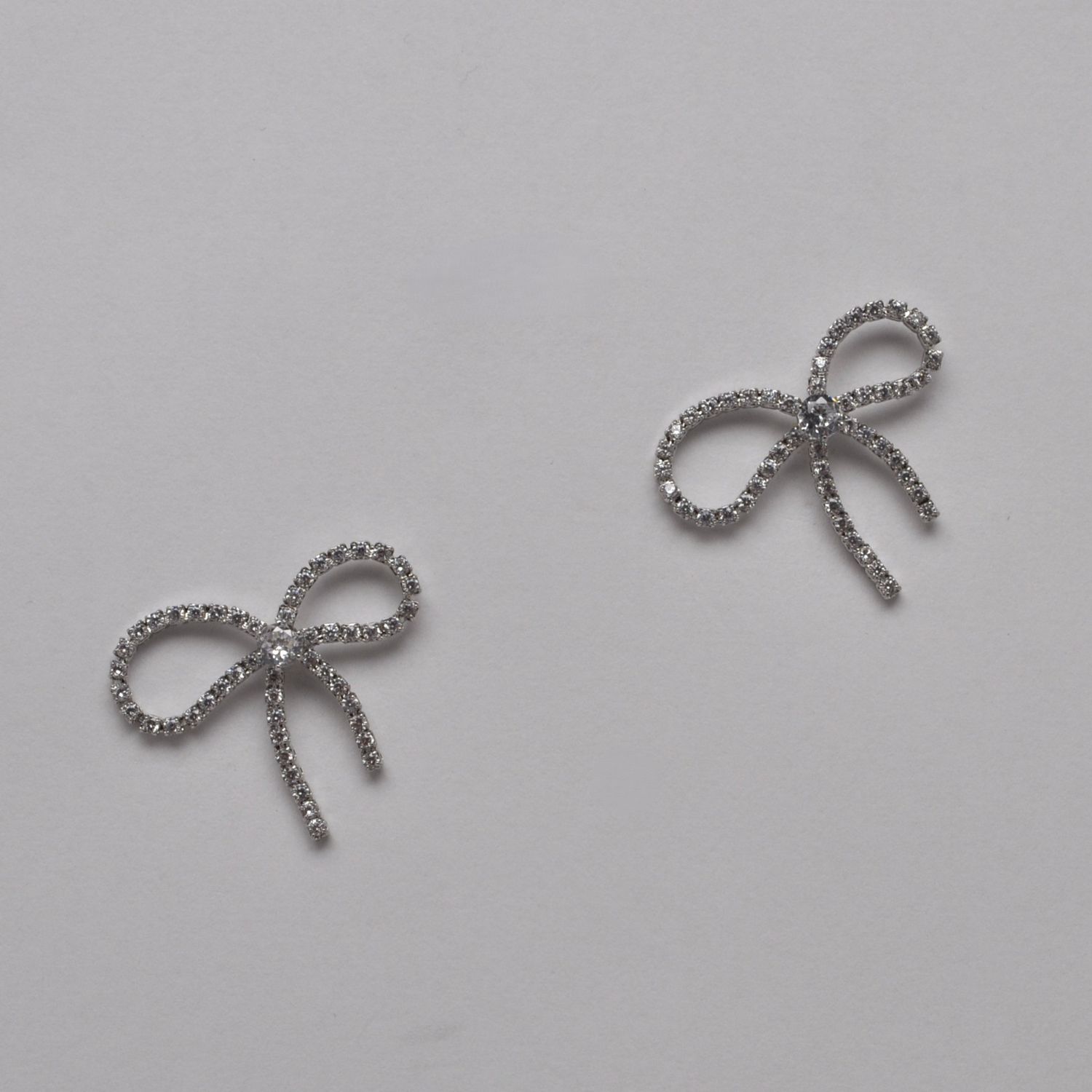 CN004507E1S  CZ/SIL RIBBON LOOP BOW POST EAR