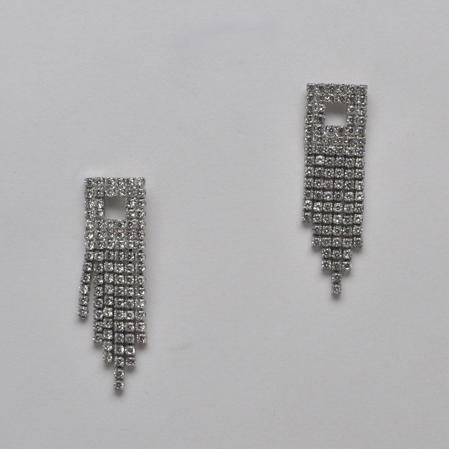 CN004511E1S CZ/SIL OPEN SQUARE POST W' FRINGE DNGL EAR