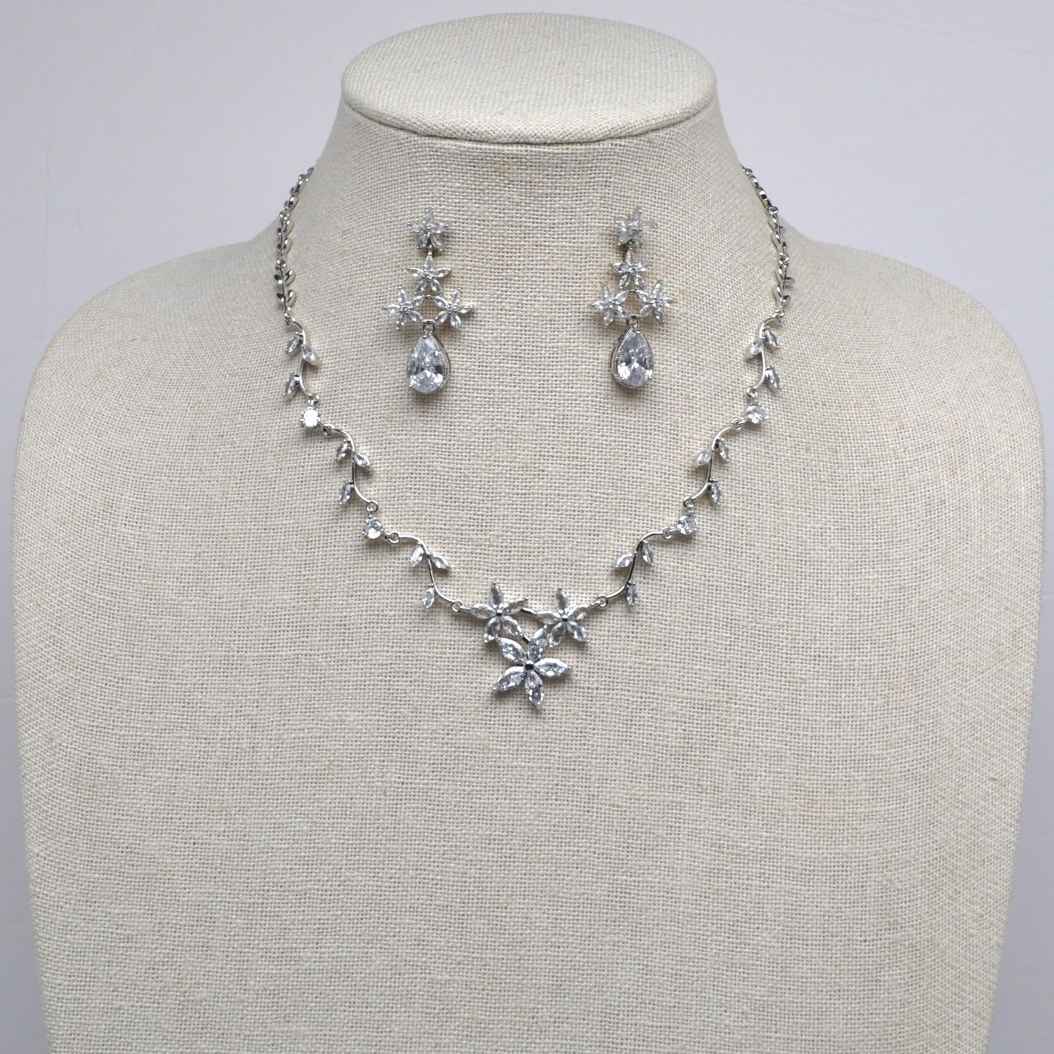 CN004516S1S CZ FLWR DESIGN CLUSTER NECK SET