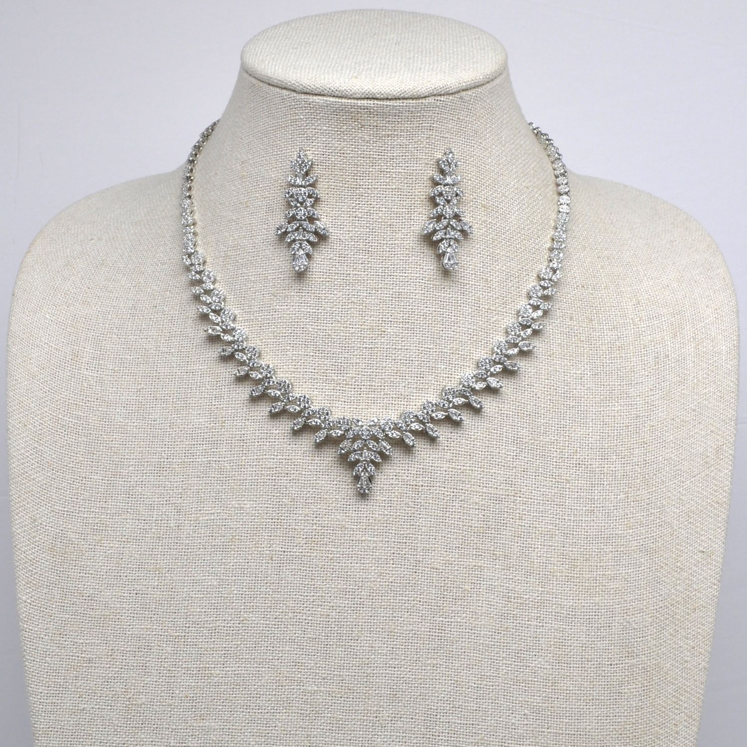 CN004519S1S CZ PAVE MULT FLWR ALL AROUND NECK SET