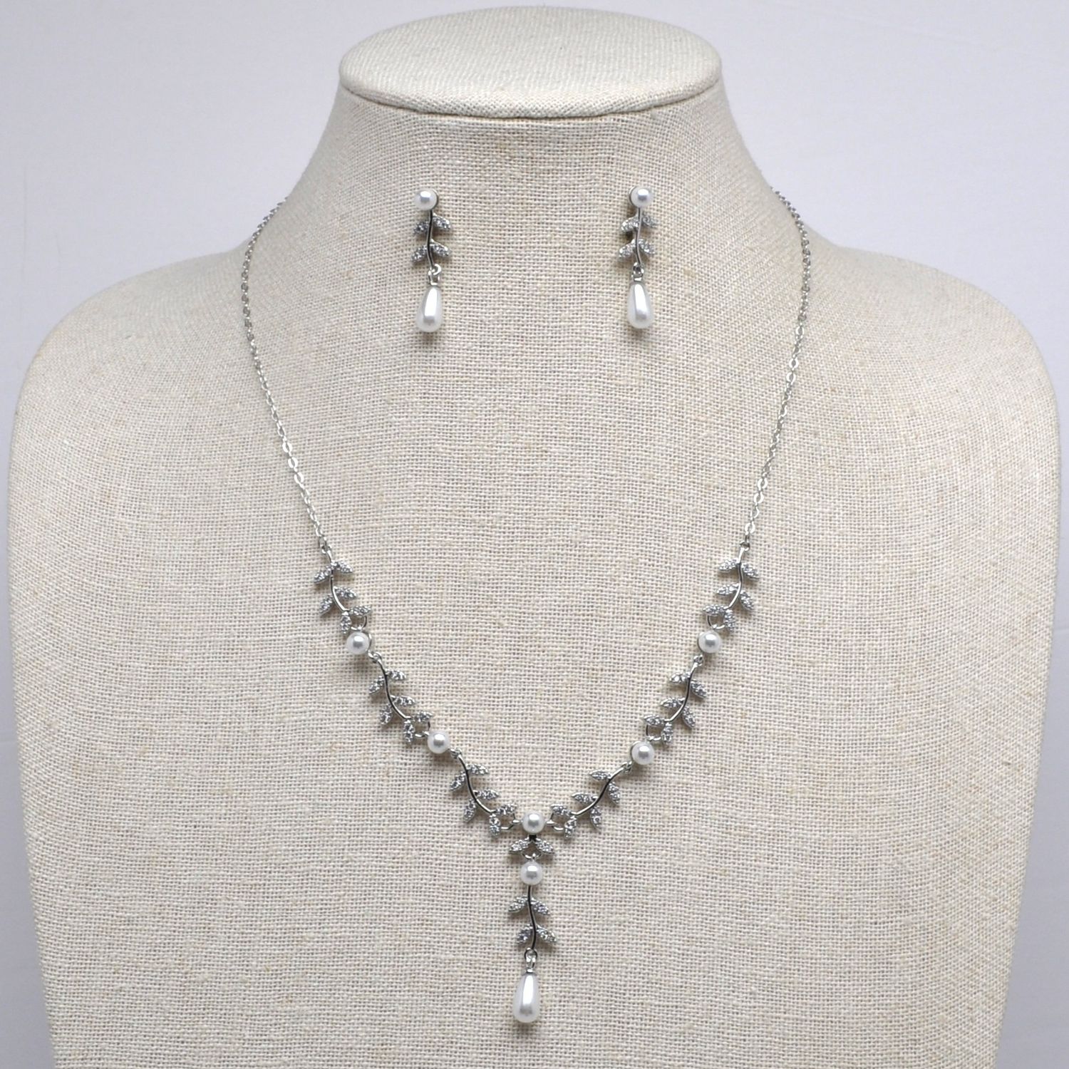 CN004520S39S CZ/PRL LEAF Y DRP W' TRDP PRL DNGLE NECK SET