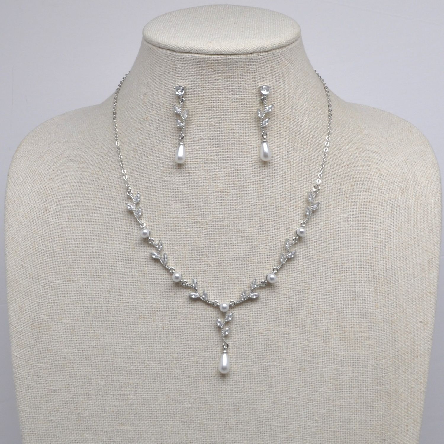 CN004521S39S CZ/PRL VINE Y DRP W' TRDP PRL DNGLE NECK SET