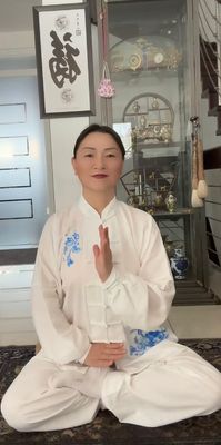 Taji-Bekleidung weiß mit Blumenmuster und gesticktem Liudao Logo Taji-Bekleidung weiß mit Blumenmuster und gesticktem Liudao Logo