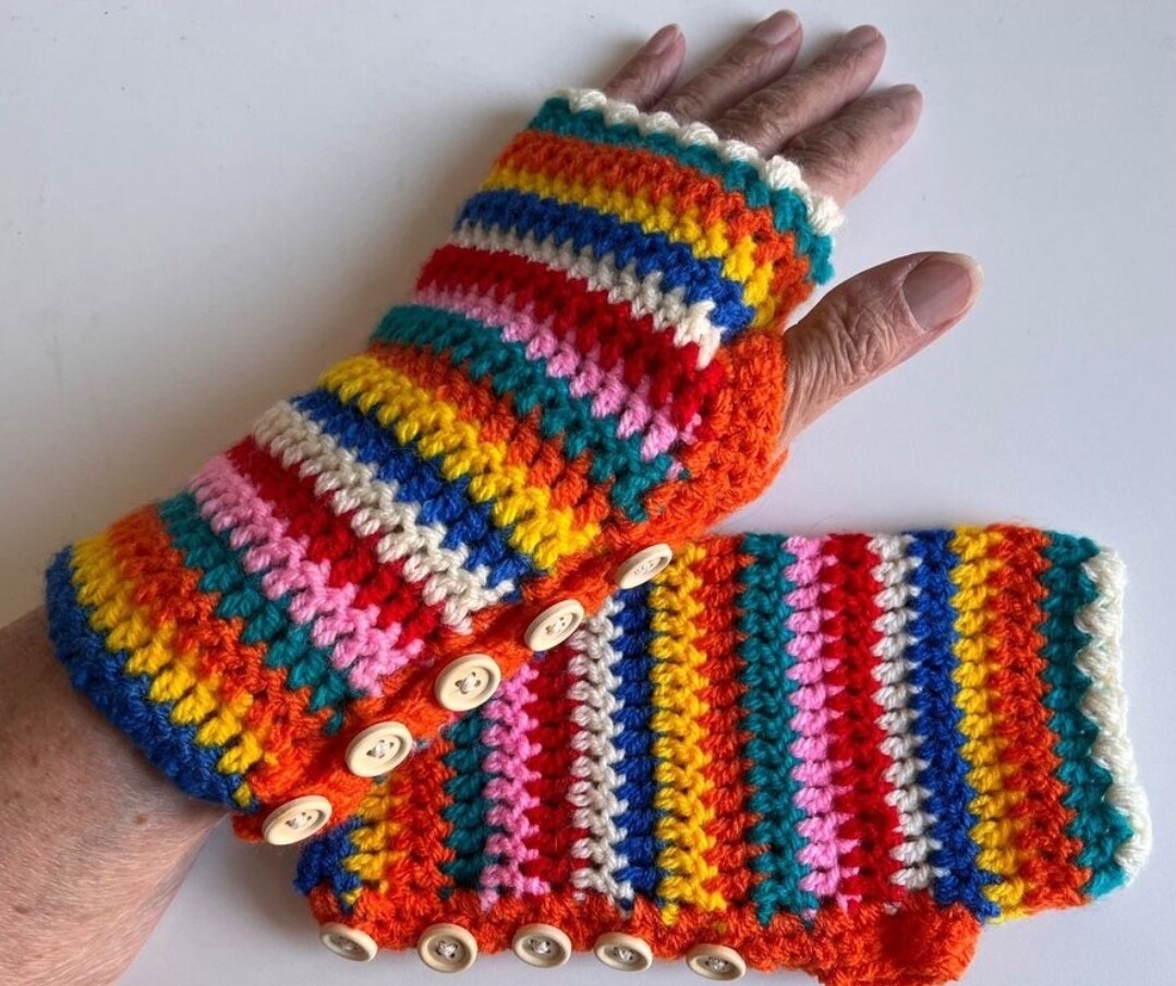 Bunte Pulswärmer mit Daumenloch