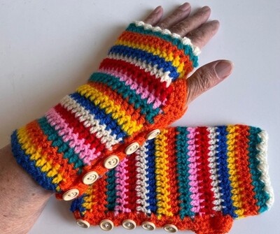 Bunte Pulswärmer mit Daumenloch