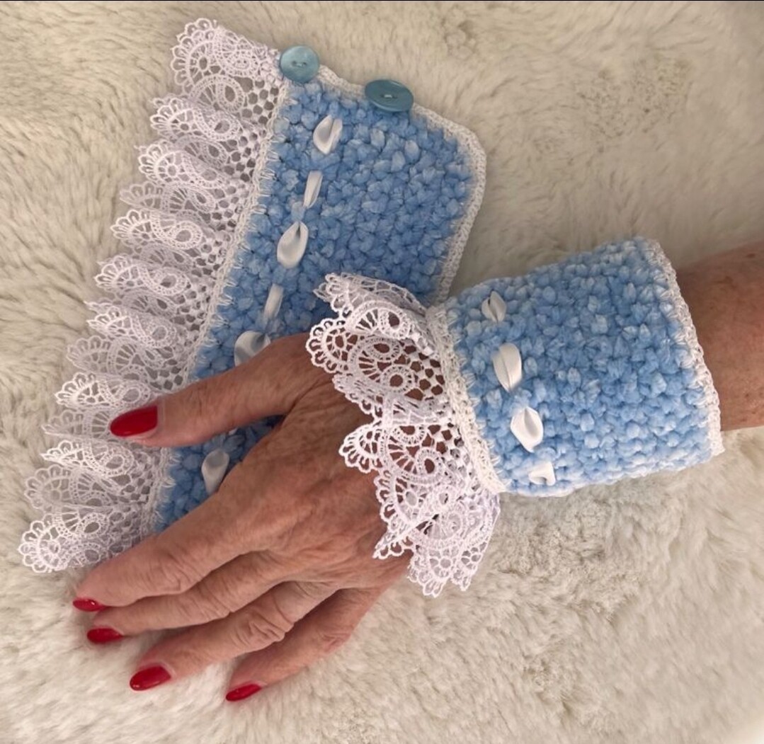 schöne Pulswärmer mit Spitzenabschluss