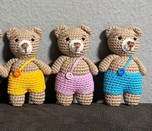 Grosser Bär mit gelber Hose