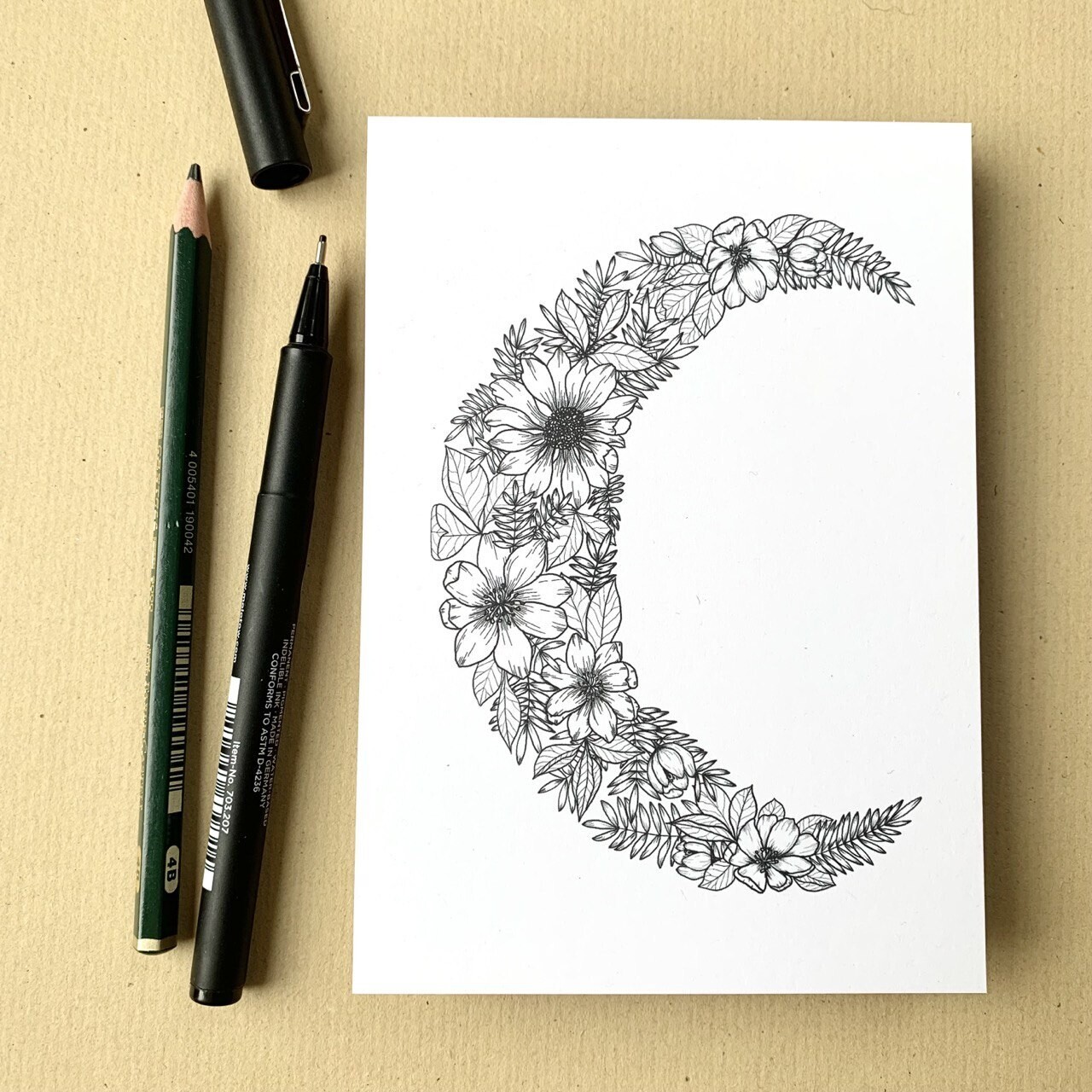 Postkarte mit Mond, gefüllt mit Blüten