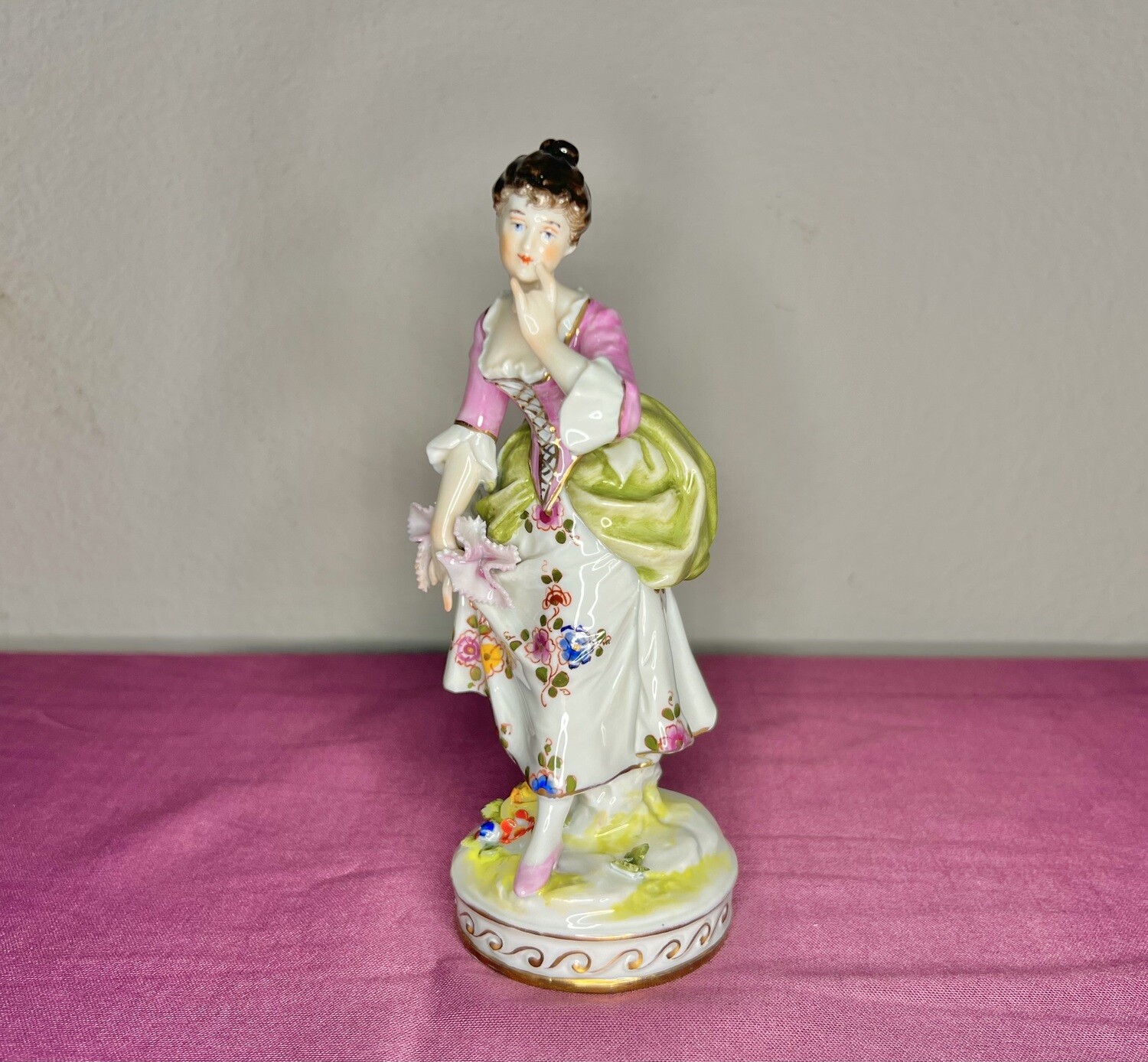 Aelteste Volkstedter German Figurine