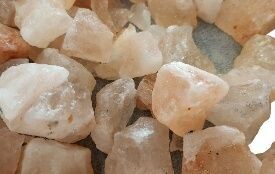Piedras curativas de sal del Himalaya.