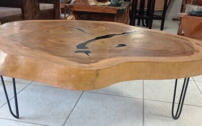 Mesa  madera, resina y hierro