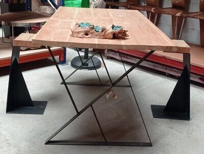 Mesa alta de diseño en teka y hierro
