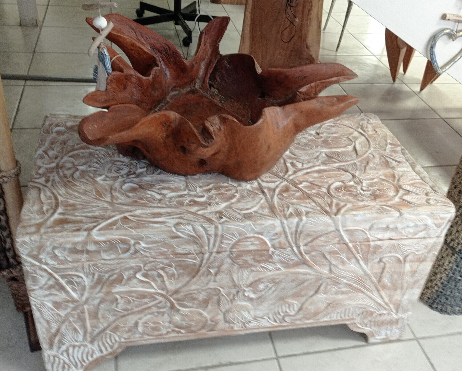 Baúl madera tallada en blanco