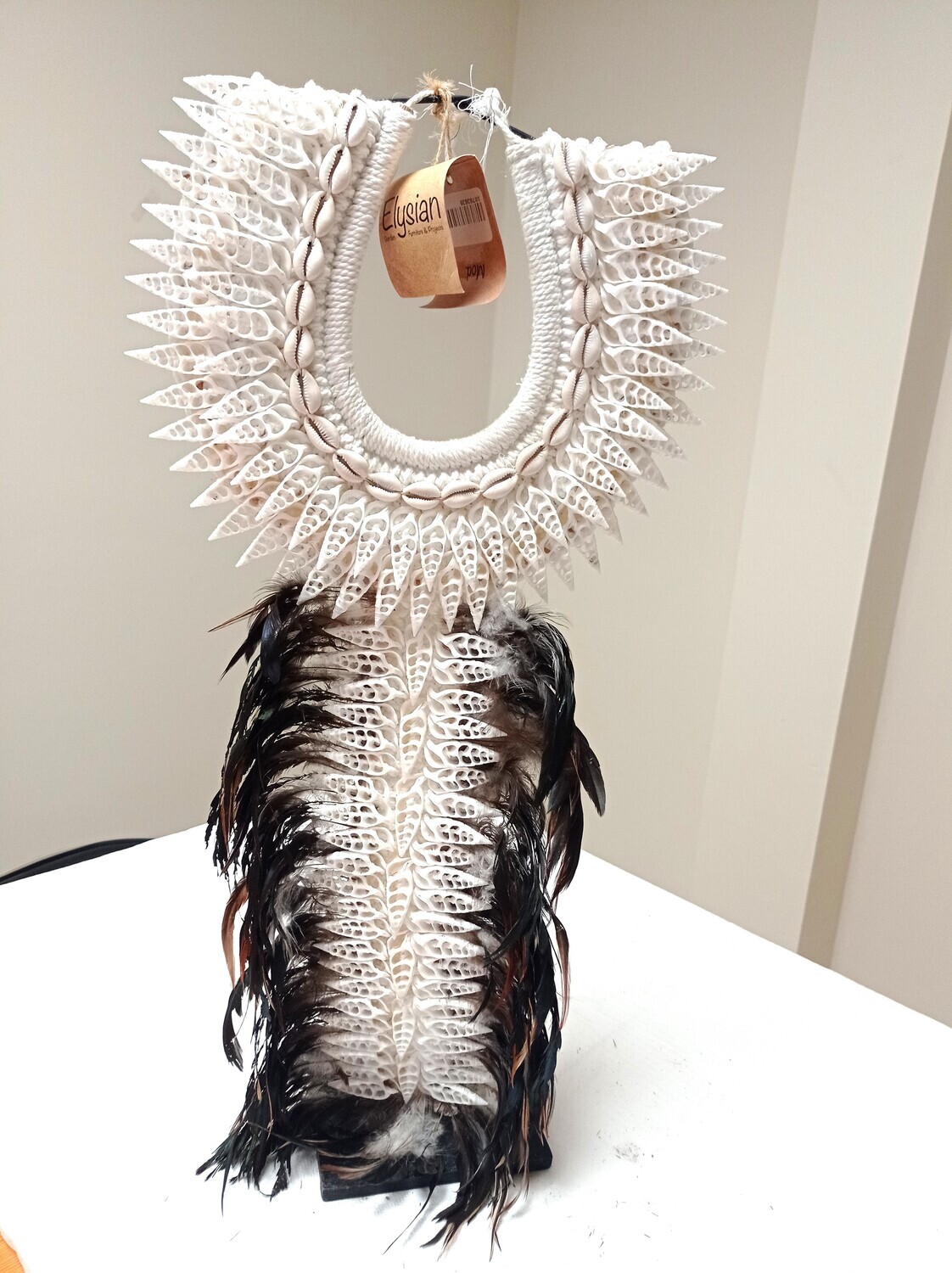 Decoración hueso y plumas