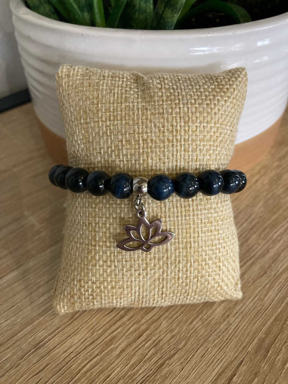 Œil de Faucon breloque fleur de Lotus