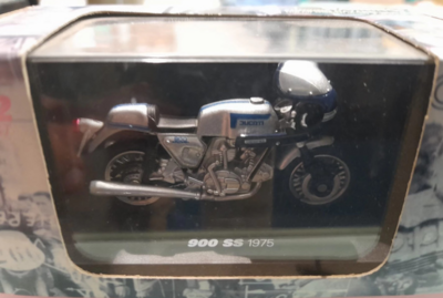 Maqueta Ducati 900SS 1975
