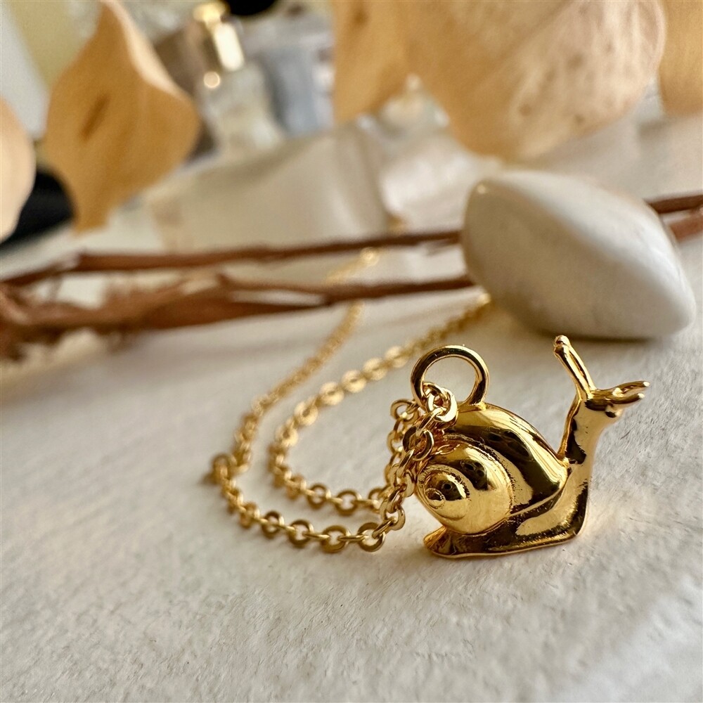 Necklace &quot;Helmi&quot; Tiny Snail Charm in Gold