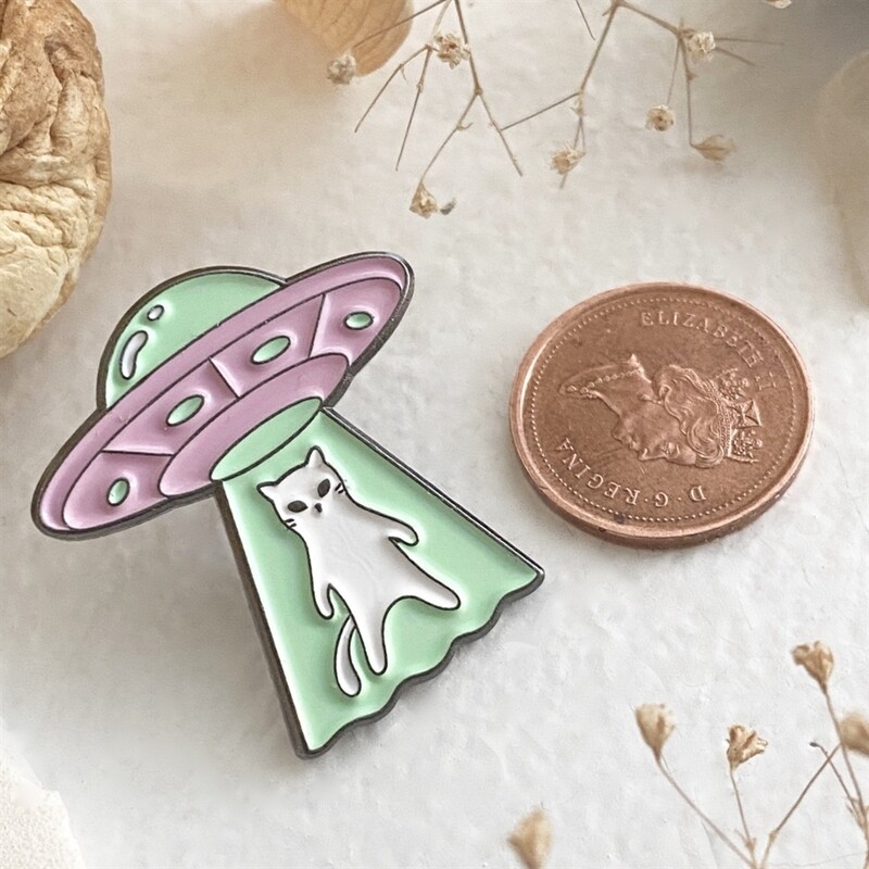 Enamel Pin "Coming or Going?" UFO Cat