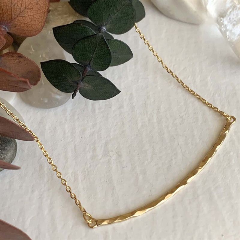 Necklace "Alma" Hammered Bar Charm Gold
