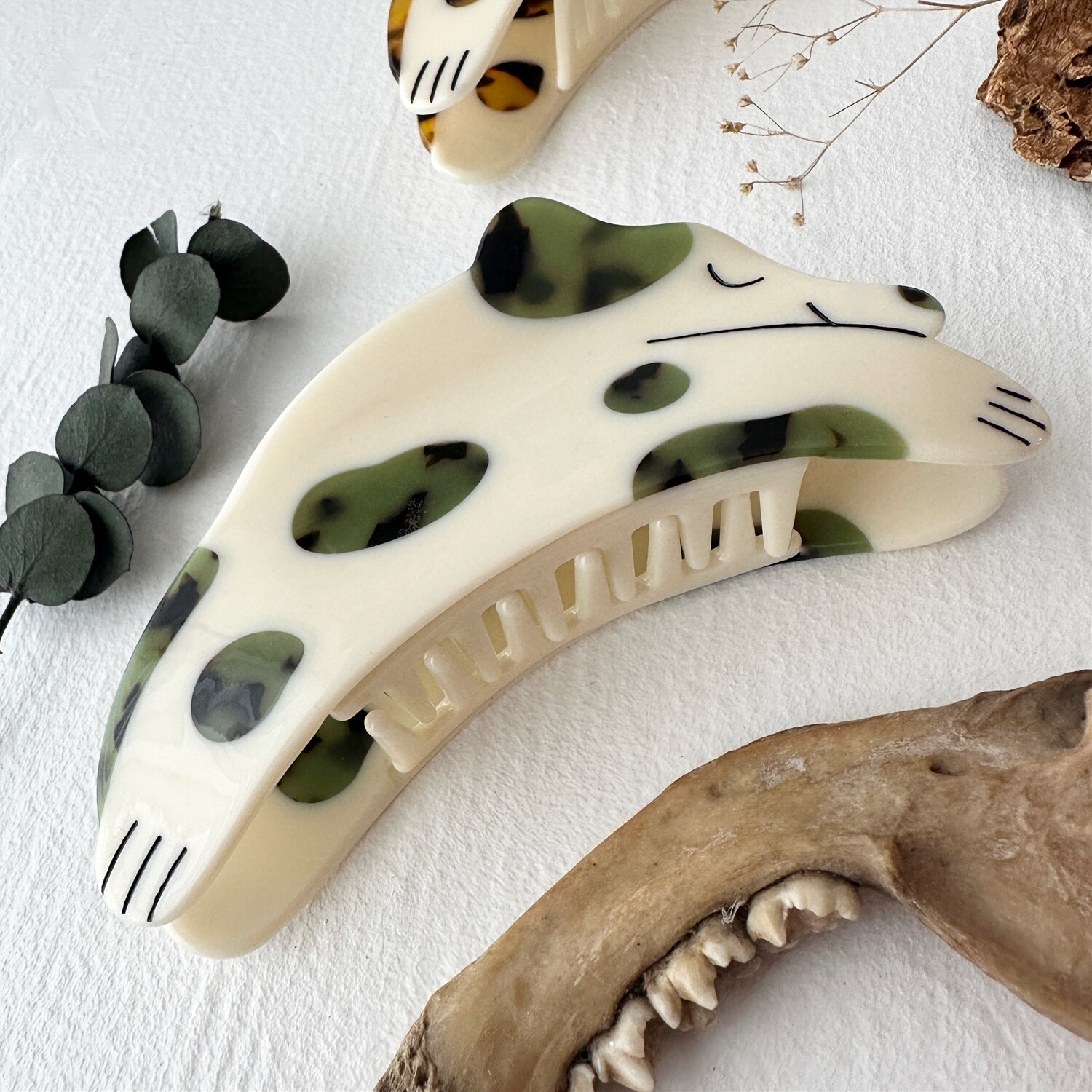 "Dozis" Sleepy Dog Hair Claw Green