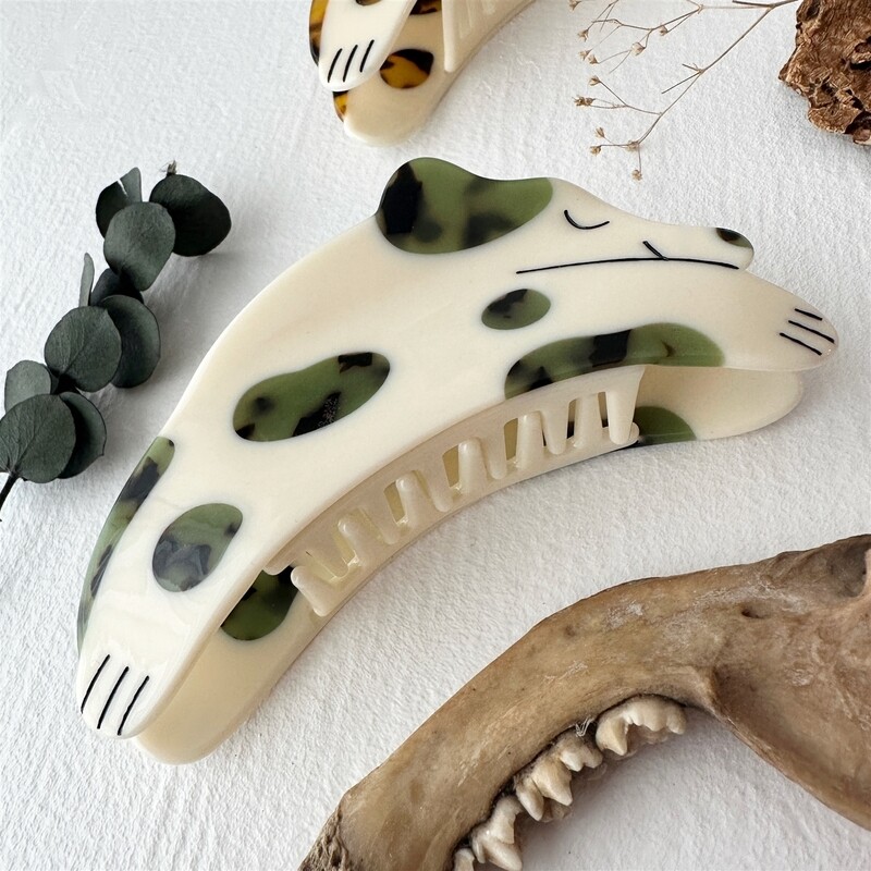 "Dozis" Sleepy Dog Hair Claw Green