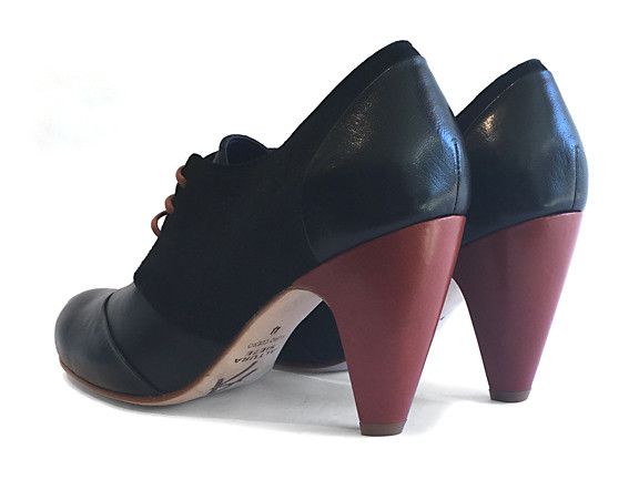 MV2 Lace-up Black &amp; Red