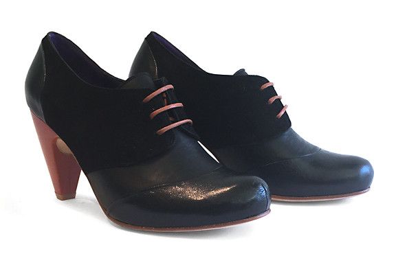 MV2 Lace-up Black &amp; Red, Size: 6