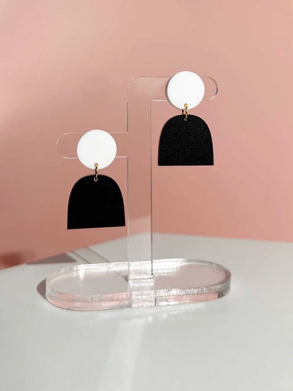 Lad Earrings White Black