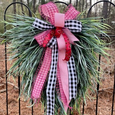 Grass Wreath on 18&quot; Oval Grapevine Form with Bow