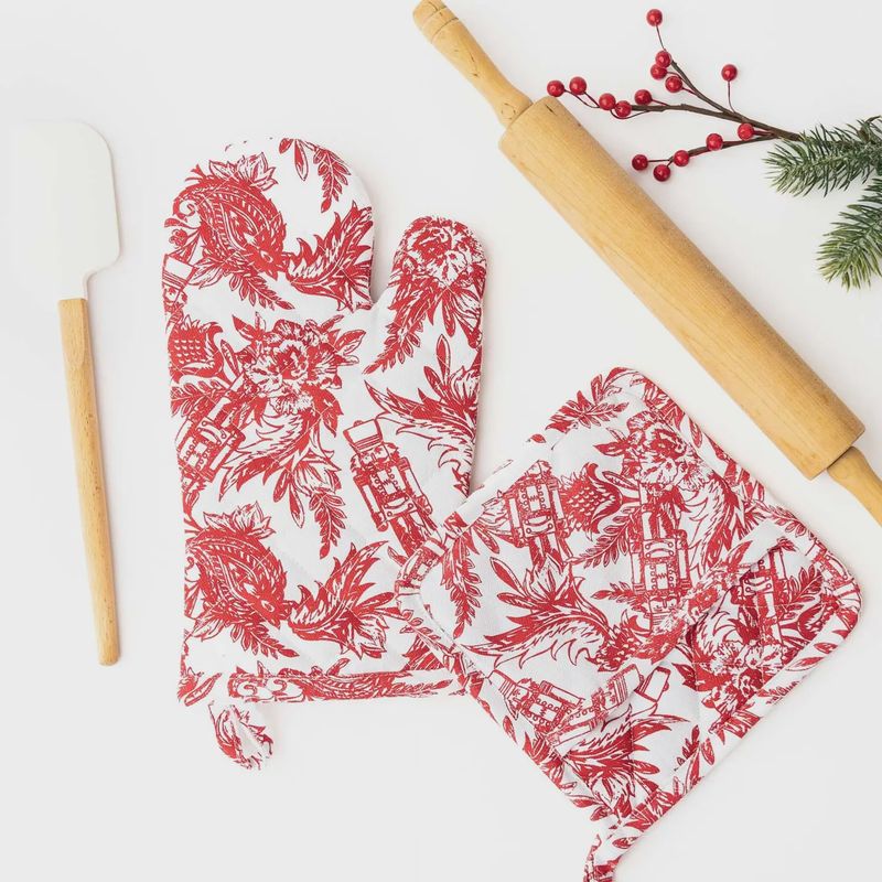 8 Oak Lane Nutcracker Toile Oven Mitt Set